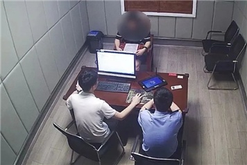 间愣住了, 电话卡和身, 着特征